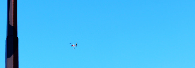 空に飛んでいるドローン