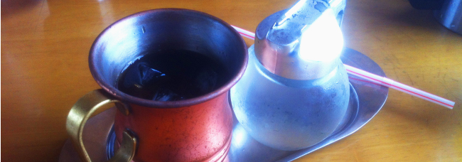 銅製カップにアイスコーヒー