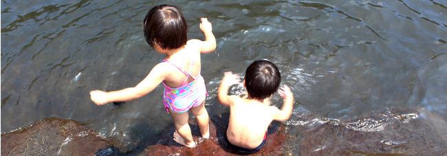 たかはる清流らんどで遊ぶ子供